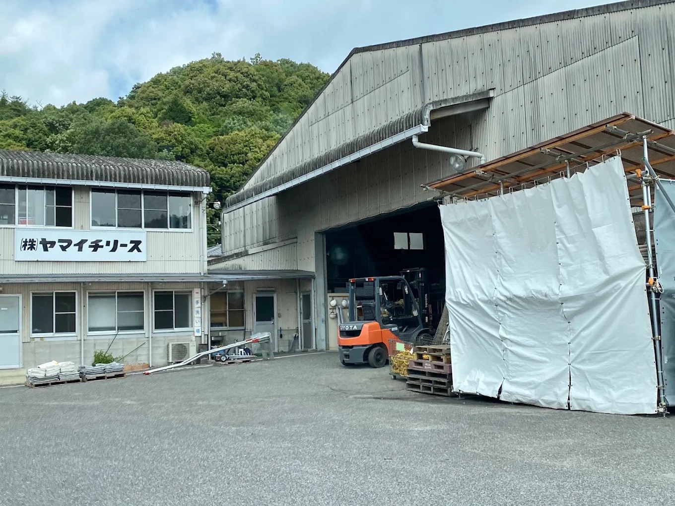 ヤマイチリース本社・工場のヤード——働く環境