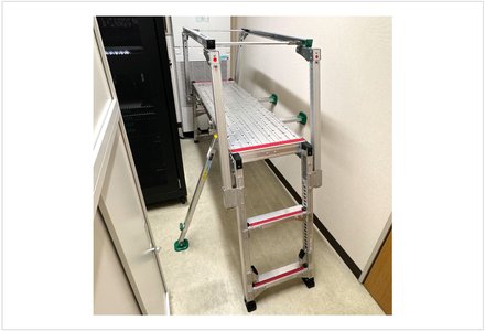 壁当てを壁面にあてたEPS作業台